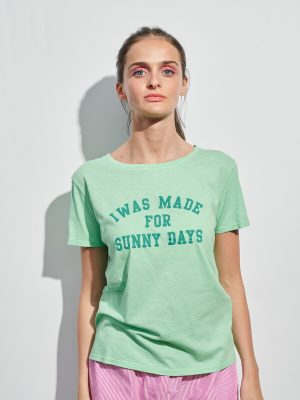 T-shirt sunny days in hellem grün am Model
