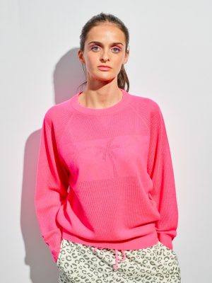 Kaschmir Pullover in Netzoptik mit Palmen in neon pink am Model