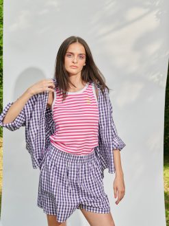 Rib Top Sunrise Club in fuchsia am Model