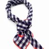 Bandana in Karo lila gebunden