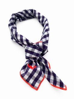 Bandana in Karo lila gebunden